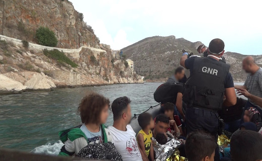Foto de GNR resgata 35 migrantes na ilha de Strongili e auxilia 46 em Lesvos