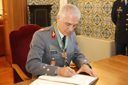 Foto de Chefe de Estado-Maior do Exército condecorado pelo Comandante-Geral