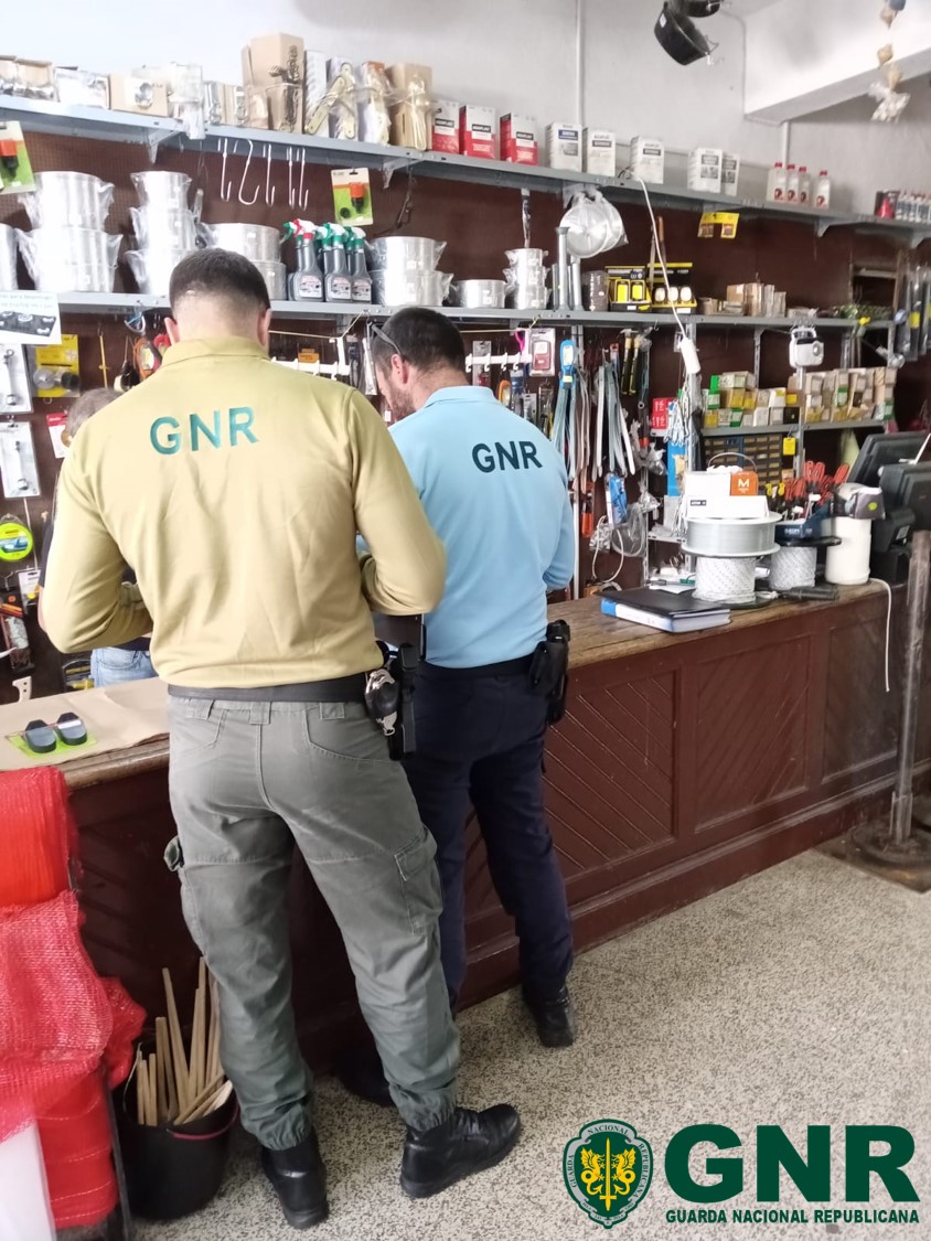 Porto – GNR deteta dois crimes e 51 infrações em fiscalização ao comércio de meios de caça proibidos


