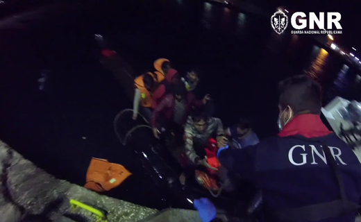 Foto de GNR resgata 14 migrantes na Grécia
