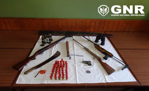 Foto de Chaves – Detido por posse de armas proibidas