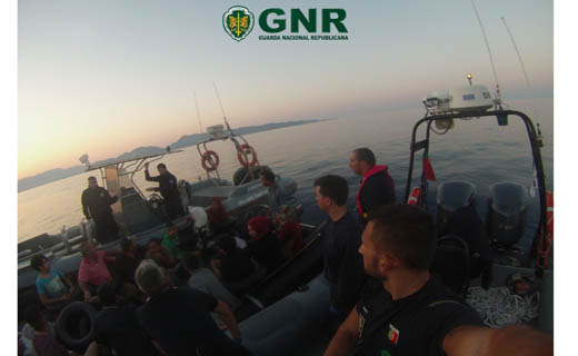 Foto de GNR resgata 30 migrantes na Grécia