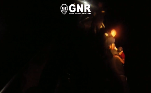 Foto de GNR resgata 45 migrantes no mar Egeu