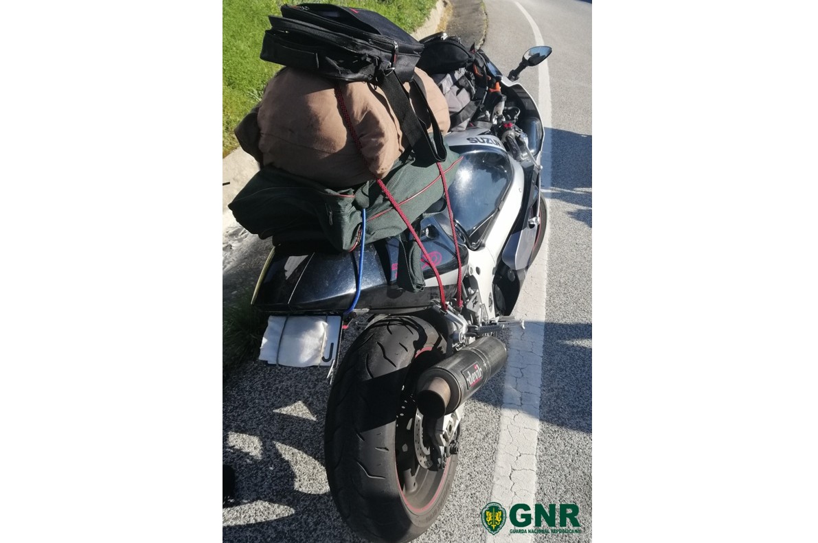 Foto de Almada – Detido por condução de motociclo com matrícula encoberta