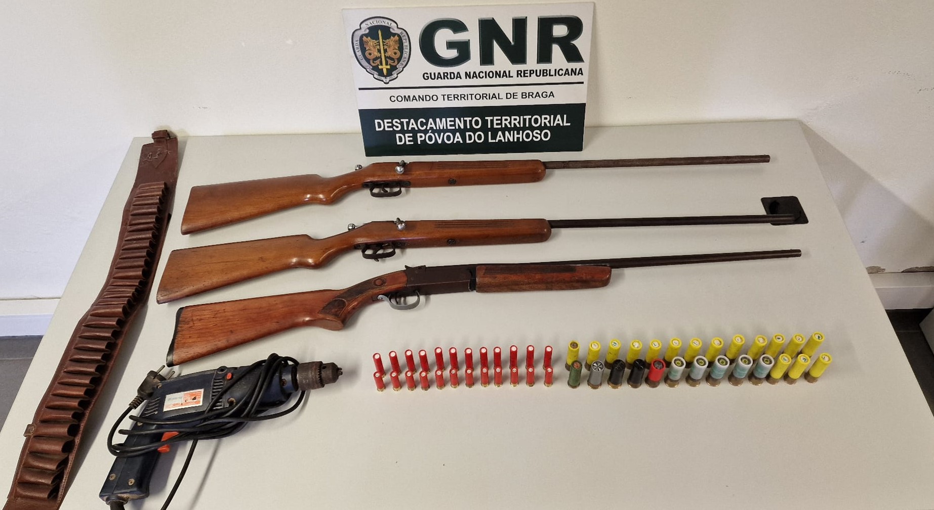 Foto de Vieira do Minho – Dois detidos por furto e posse ilegal de arma