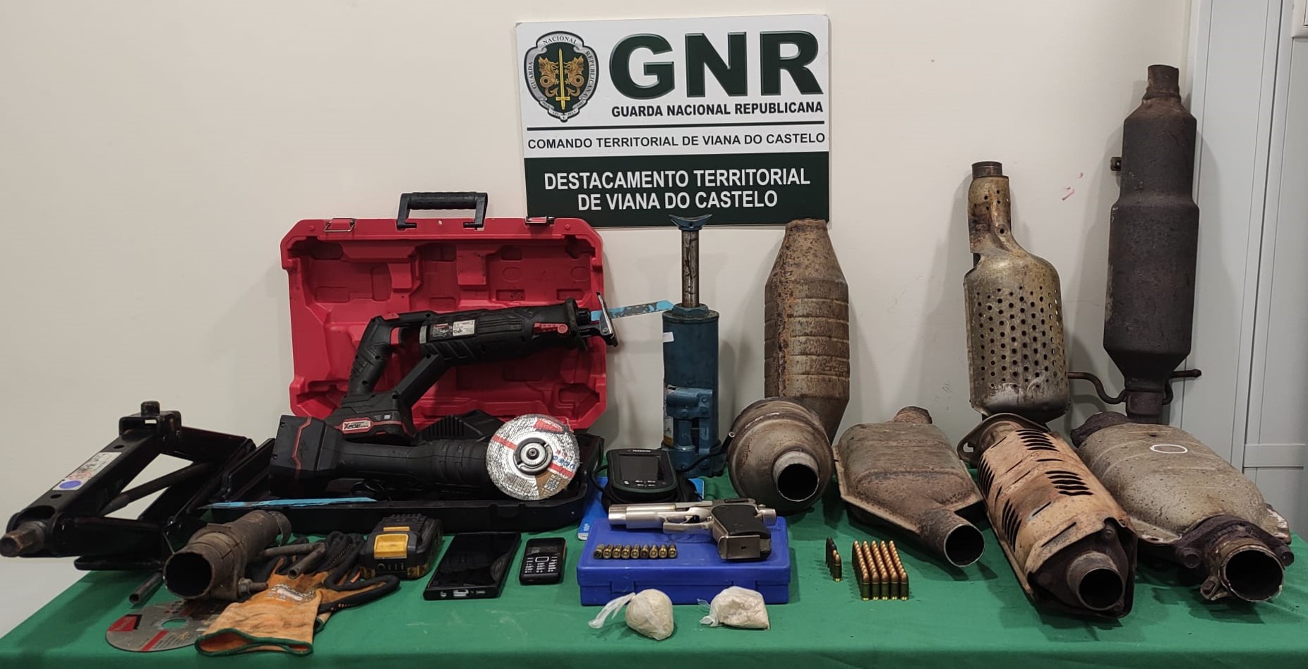 Foto de Caminha – Detido por posse de arma proibida, tráfico de estupefaciente e furto de catalisadores