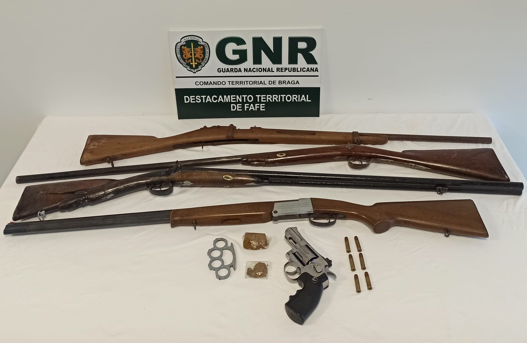 Foto de Fafe – Dois detidos por posse ilegal de armas, arma proibida e tráfico de estupefacientes