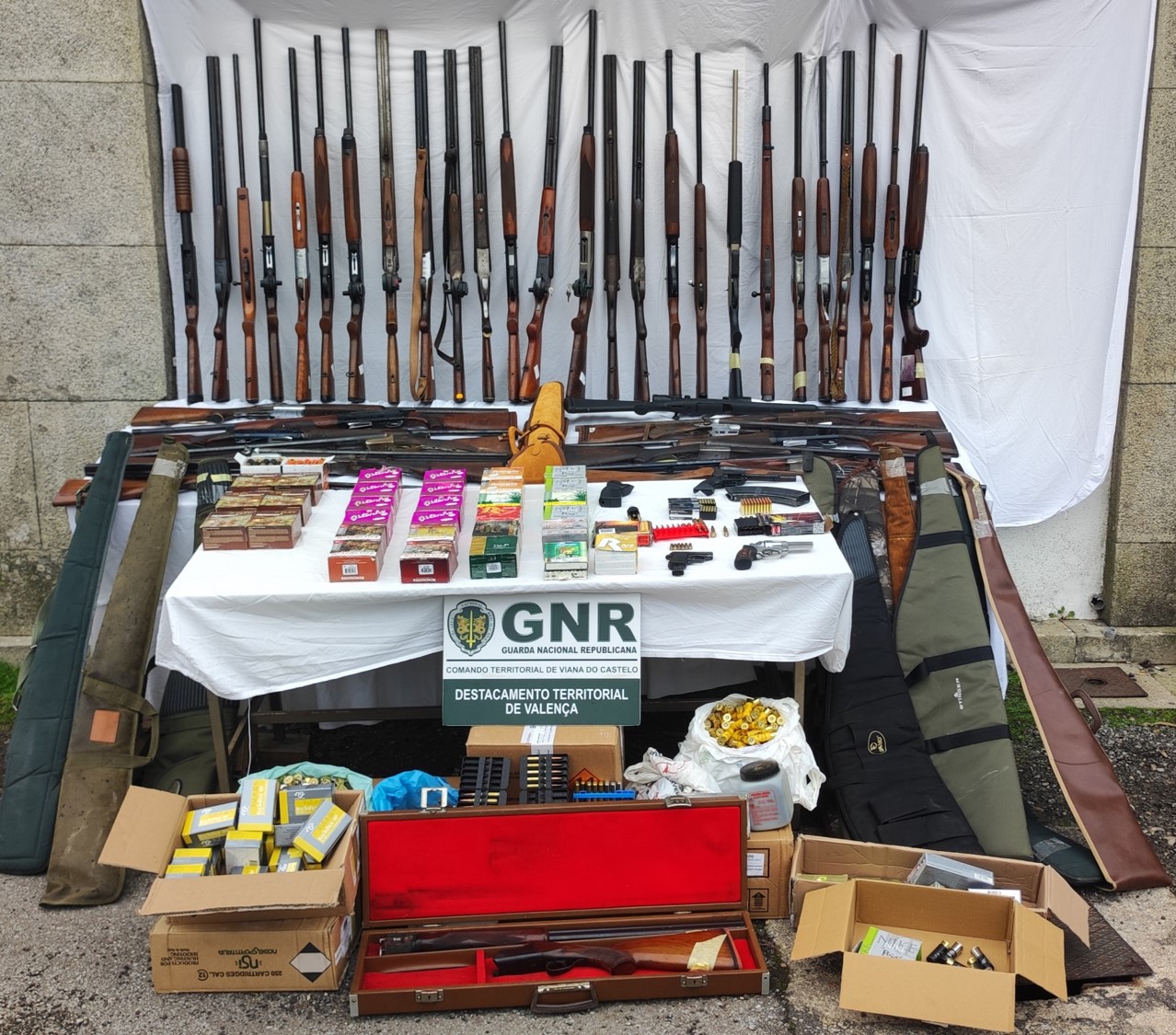 Foto de Valença e Monção – Apreendidas 54 armas de fogo e 2 176 munições