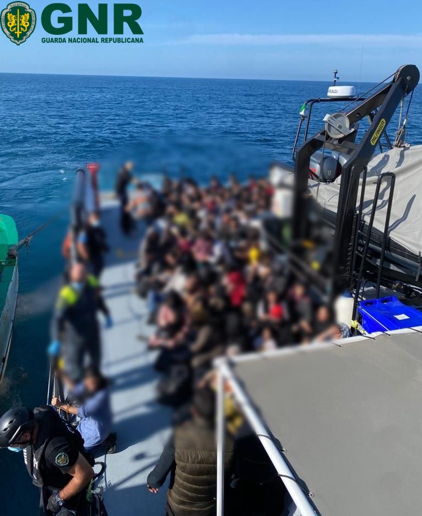 Foto de Bojador - 138 migrantes resgatados ao largo de Crotone - Itália
