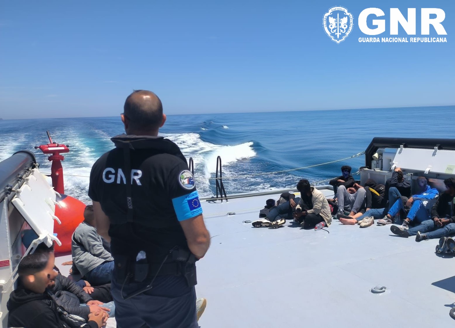 Foto de GNR resgata 16 migrantes à deriva no Mediterrâneo