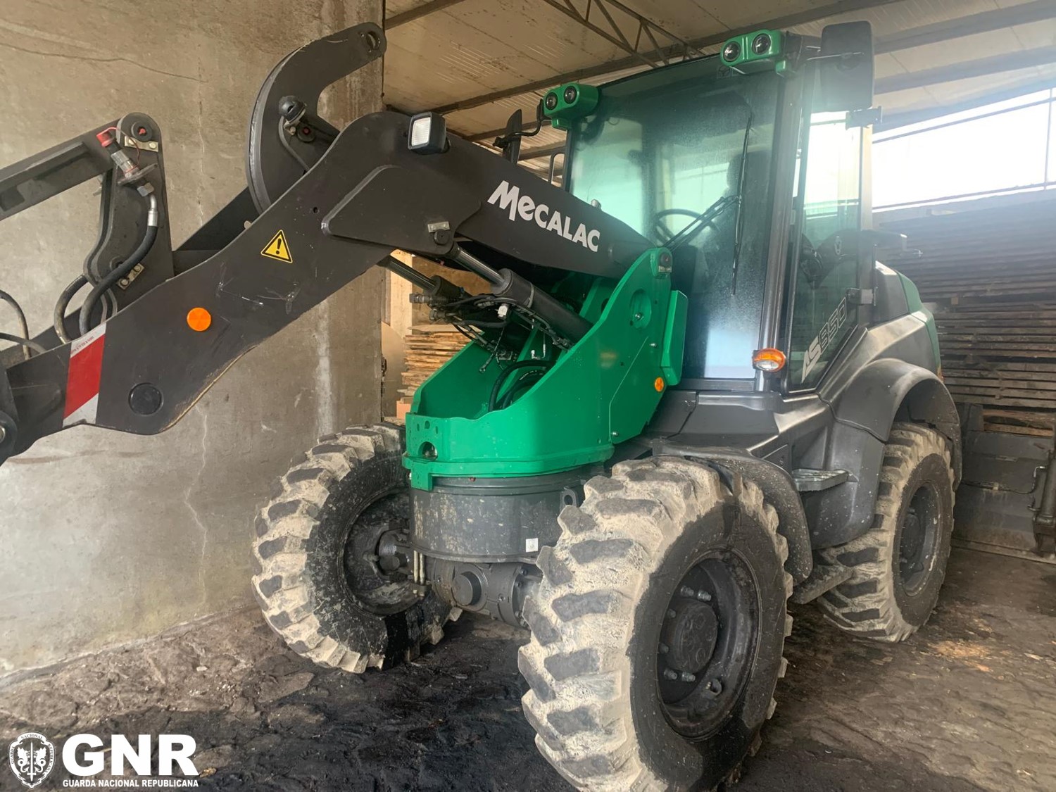 Foto de Paredes – Recuperação de veículo agrícola