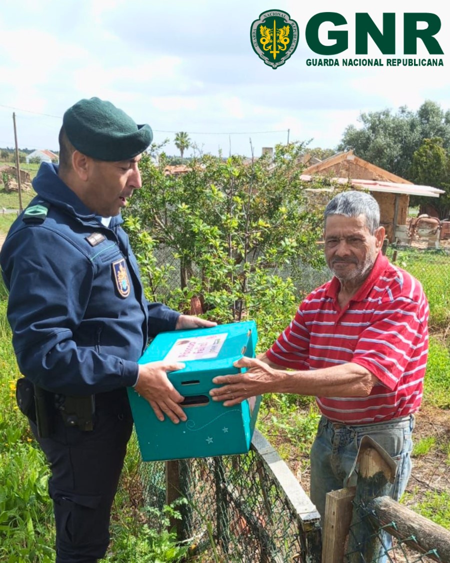Foto de GNR e Pingo Doce distribuíram cabazes de Páscoa a idosos