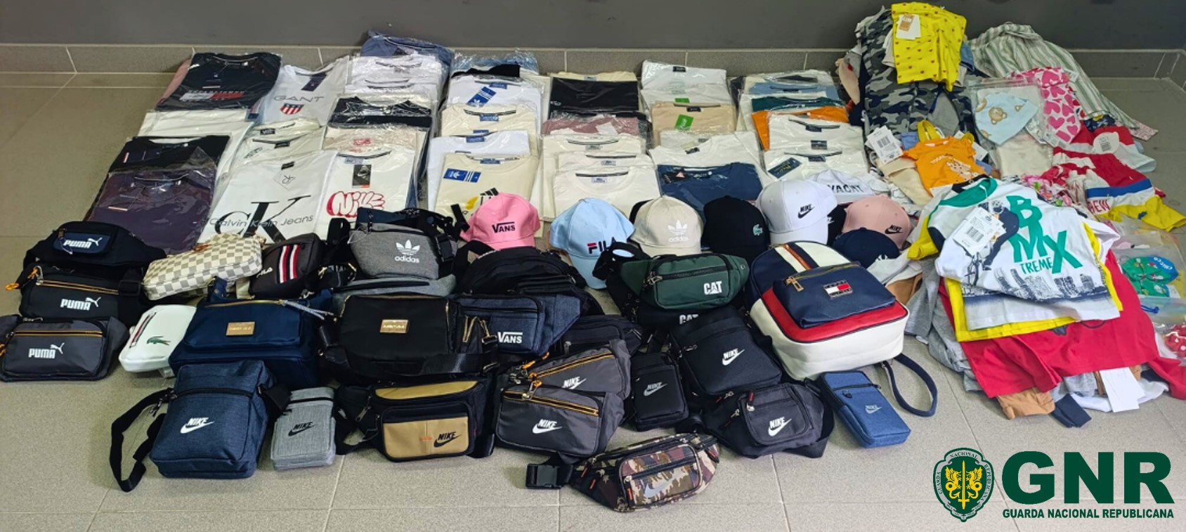 Almada - Apreensão de 237 artigos contrafeitos