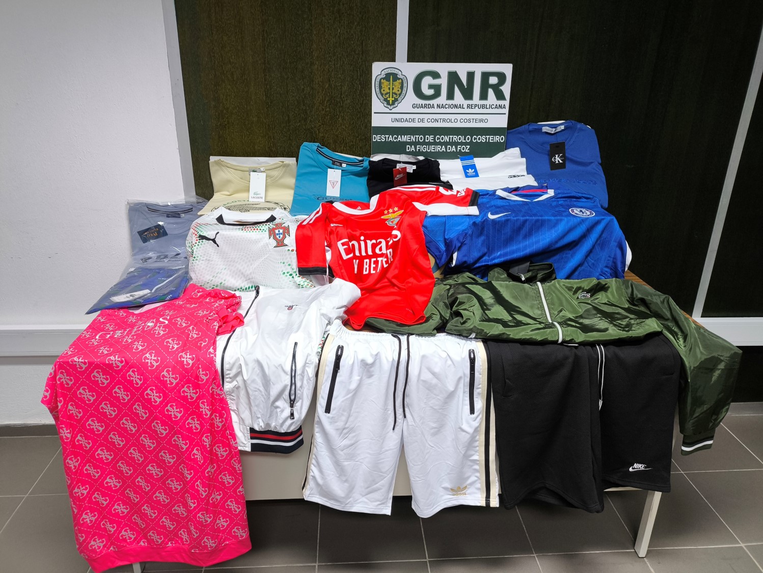 Nazaré – Apreensão de material contrafeito no valor de 3 444 euros