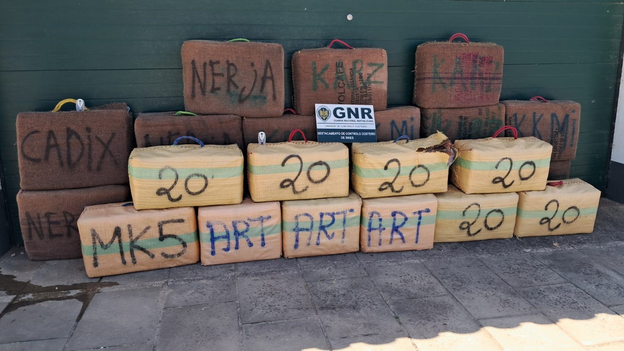 Costa Vicentina – Apreensão de três armas de calibre de guerra e mais de uma tonelada de haxixe 