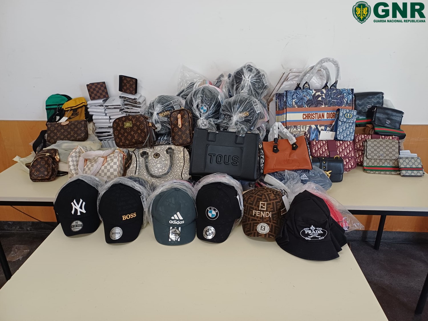 Foto de Vila do Conde – Detido por contração e apreensão de mais de 400 artigos contrafeitos