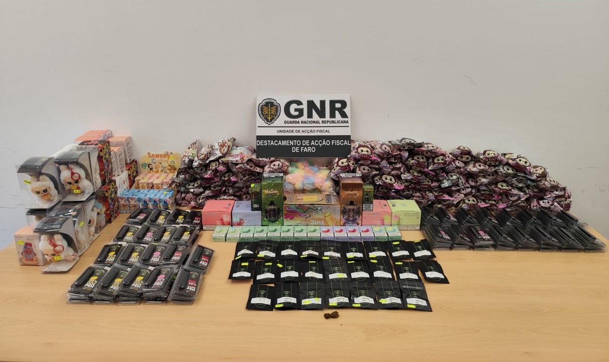 Vilamoura – Apreensão de 174 artigos contrafeitos, 857 mililitros de tabaco líquido e estupefacientes