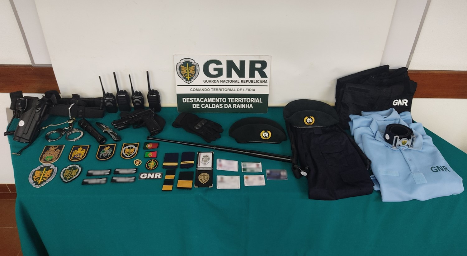 Alcobaça – Dois detidos por burla, falsificação de documentos, posse de armas proibidas, abuso de designação, sinal ou uniforme


