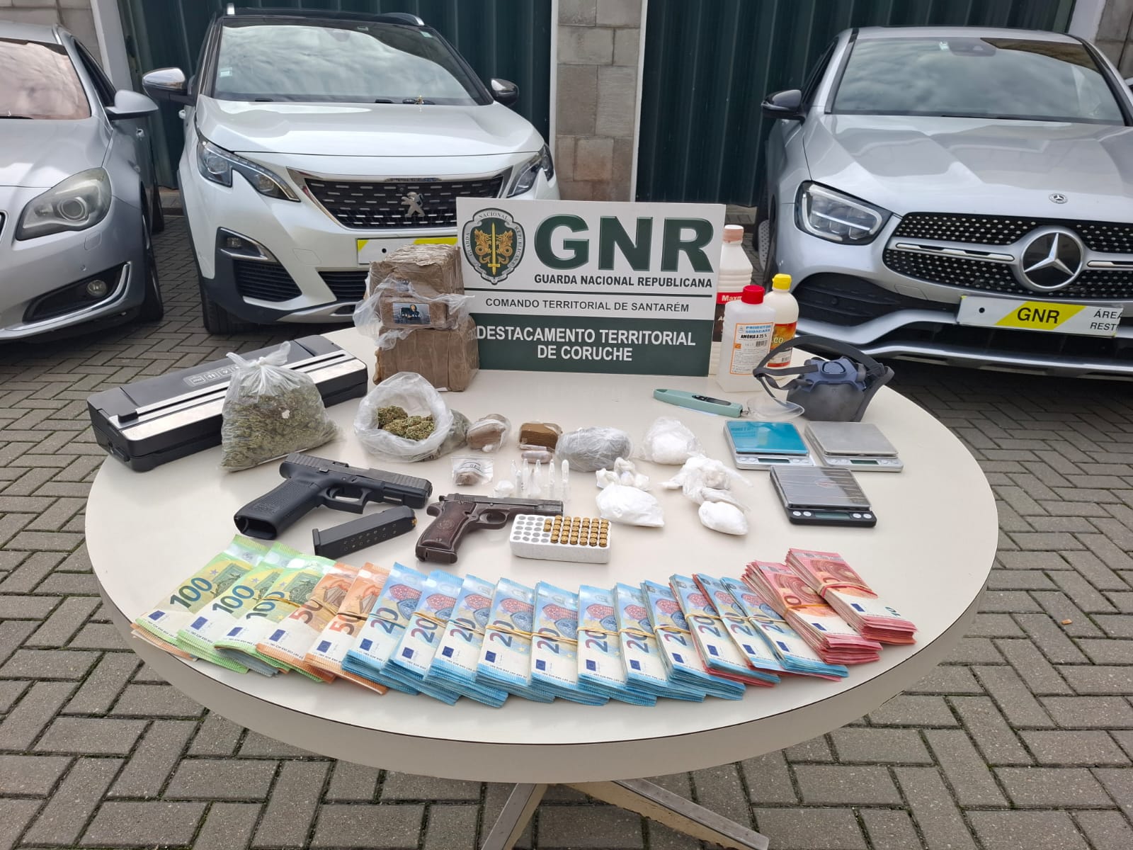 Benavente, Salvaterra de Magos, Sintra, Setúbal e Vendas Novas – Sete detidos em operação que desmantelou rede de tráfico de estupefacientes


