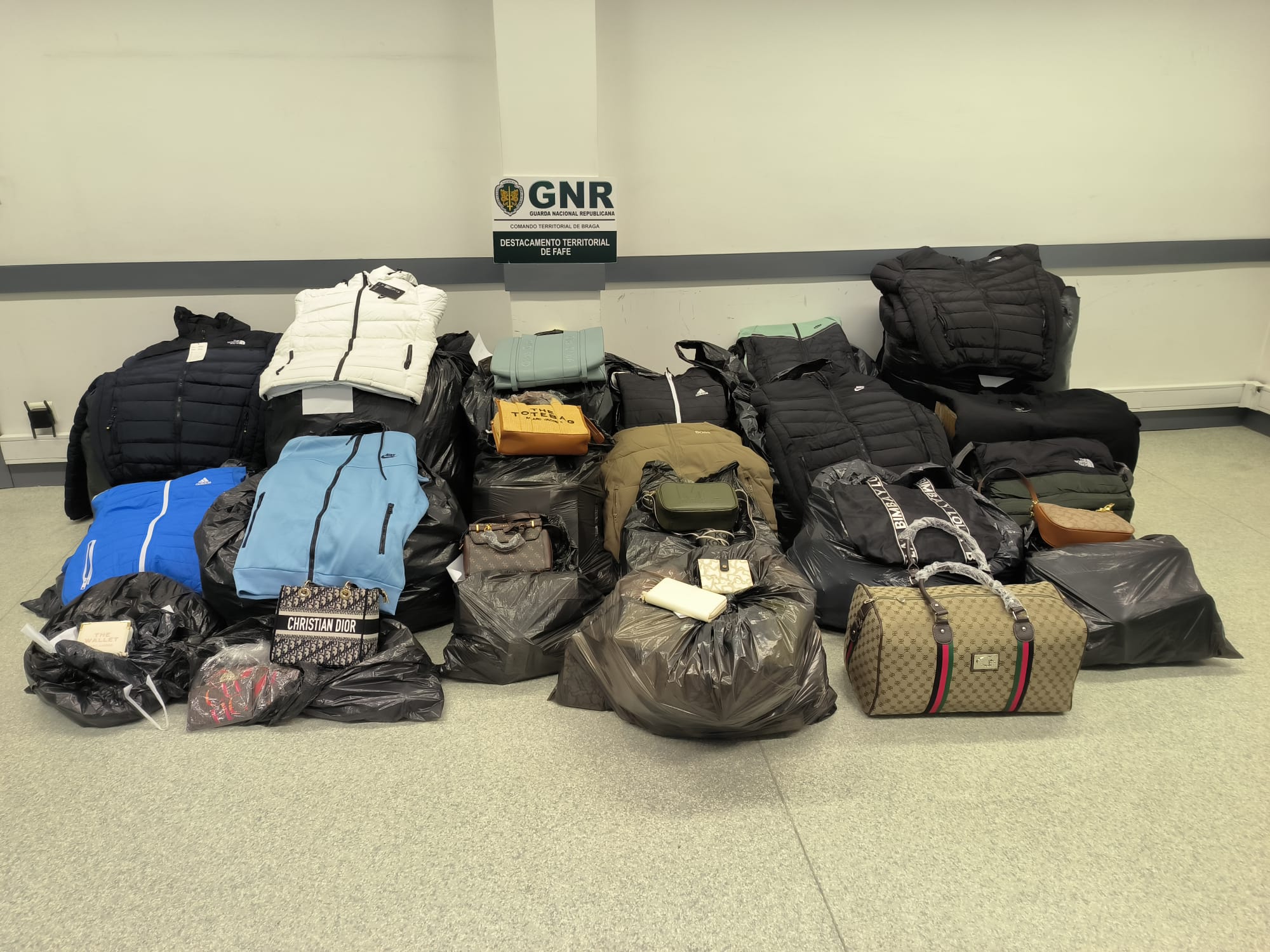 Cabeceiras de Basto – Três arguidos por contrafação e apreensão de material contrafeito  