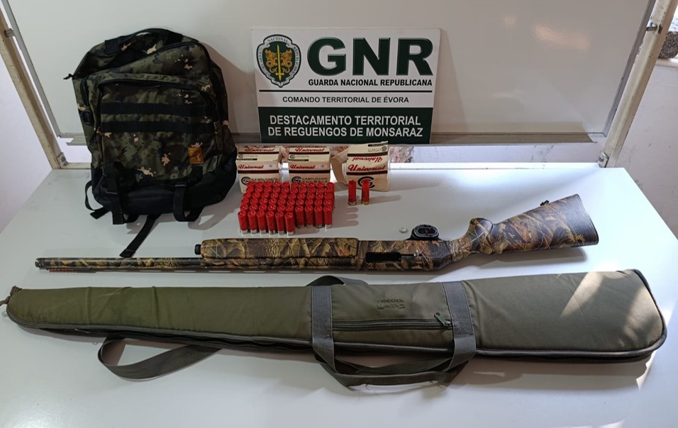 Foto de Alandroal – Detido por caça sem habilitação e detenção de arma proibida