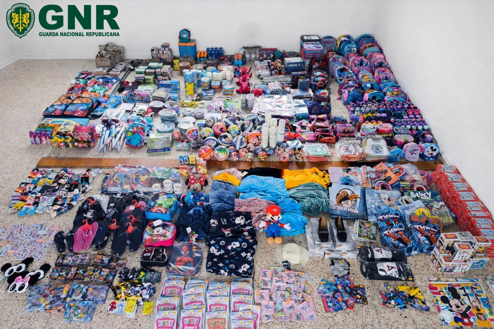 Pombal – Quatro detidos por  e aprendidos cerca de 2 000 artigos contrafação