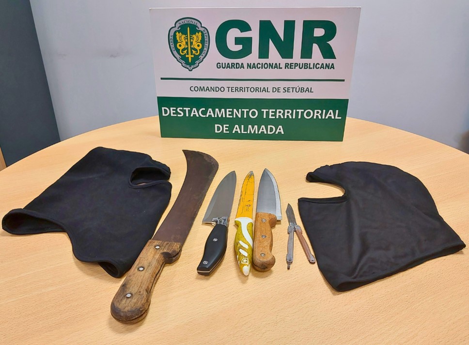 Almada – Vinte jovens identificados e apreendidas cinco armas brancas