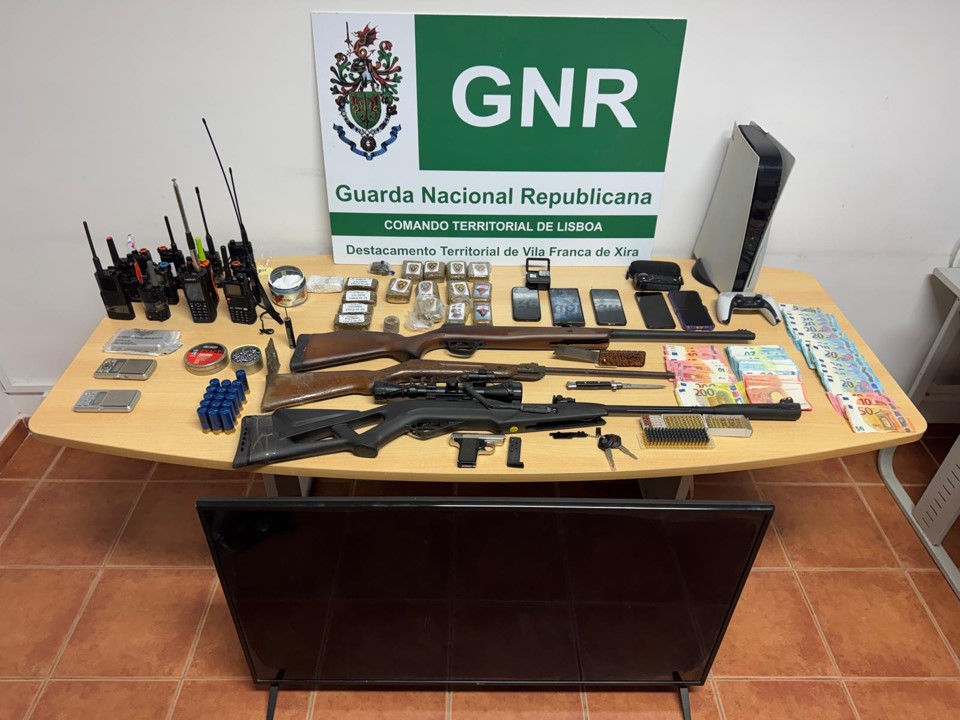 Vila Franca de Xira, Alenquer e Cartaxo – Desmantelamento de rede organizada de tráfico de estupefacientes com apreensão de mais de 4 000 doses