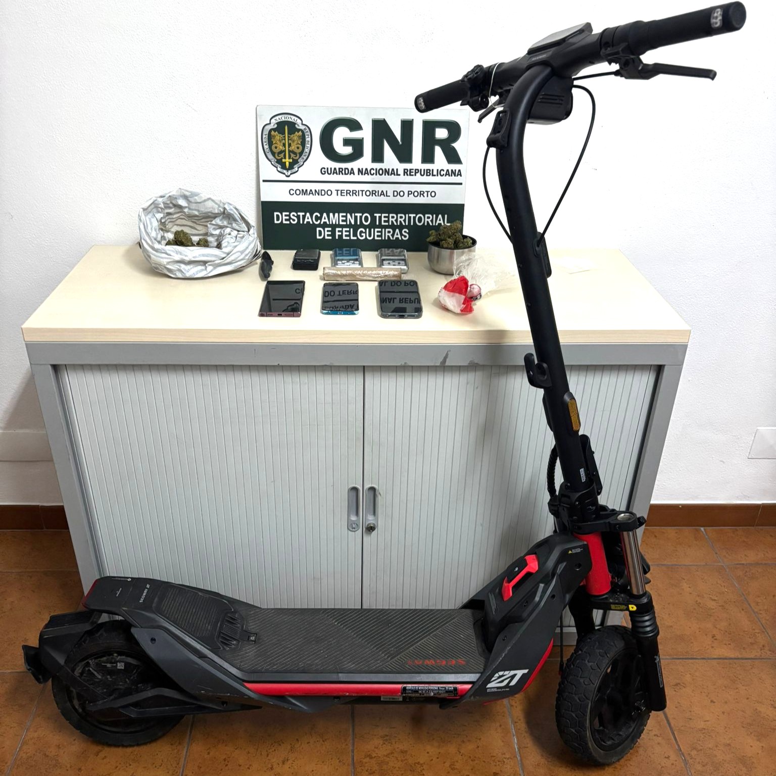 Paços de Ferreira – Arguidos por tráfico de estupefacientes e cumprimento de mandado de detenção e condução a estabelecimento prisional