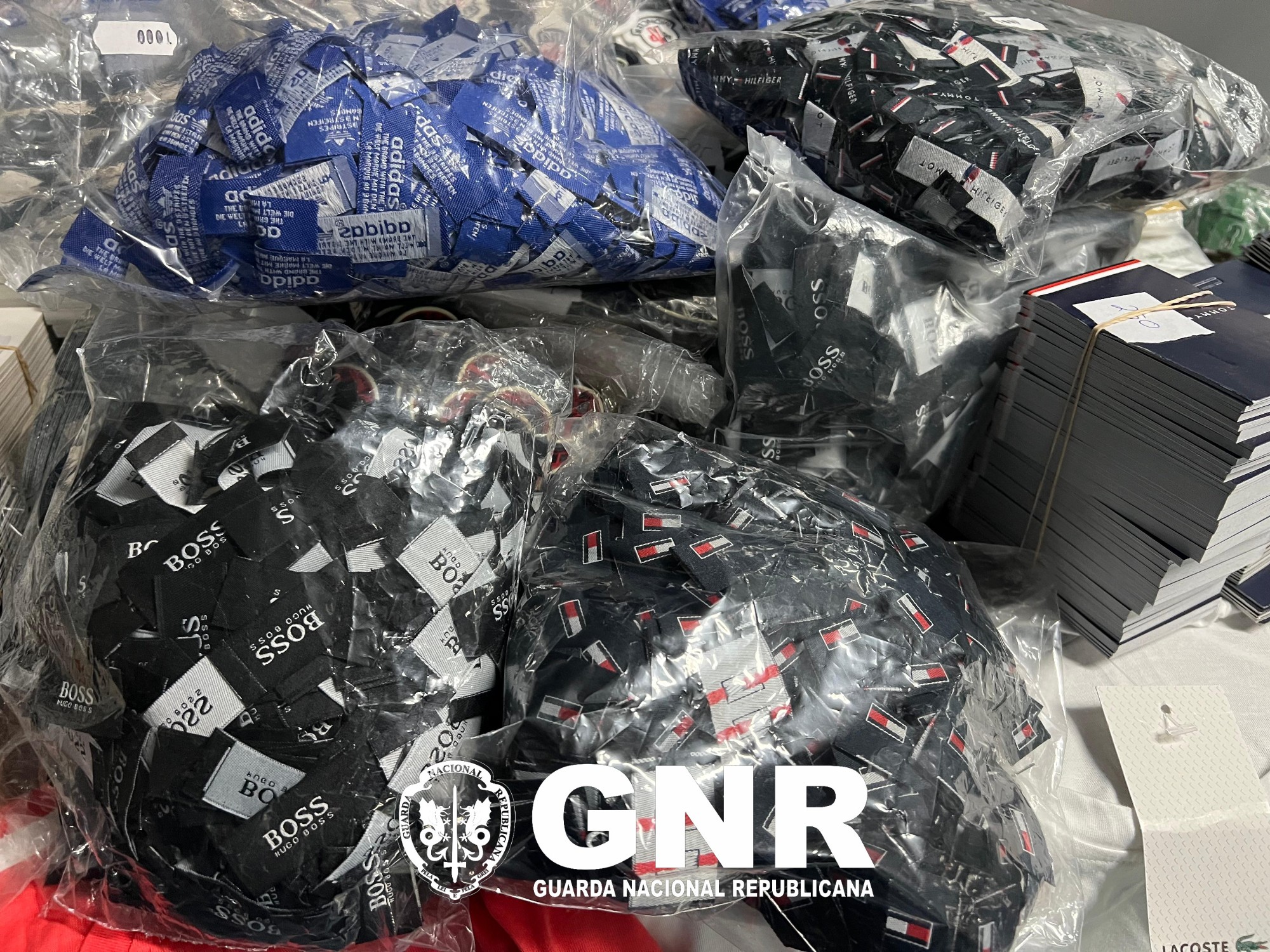 Santo Tirso –  Arguido por contrafação e apreensão mais de 27 000 logótipos e 162 artigos contrafeitos