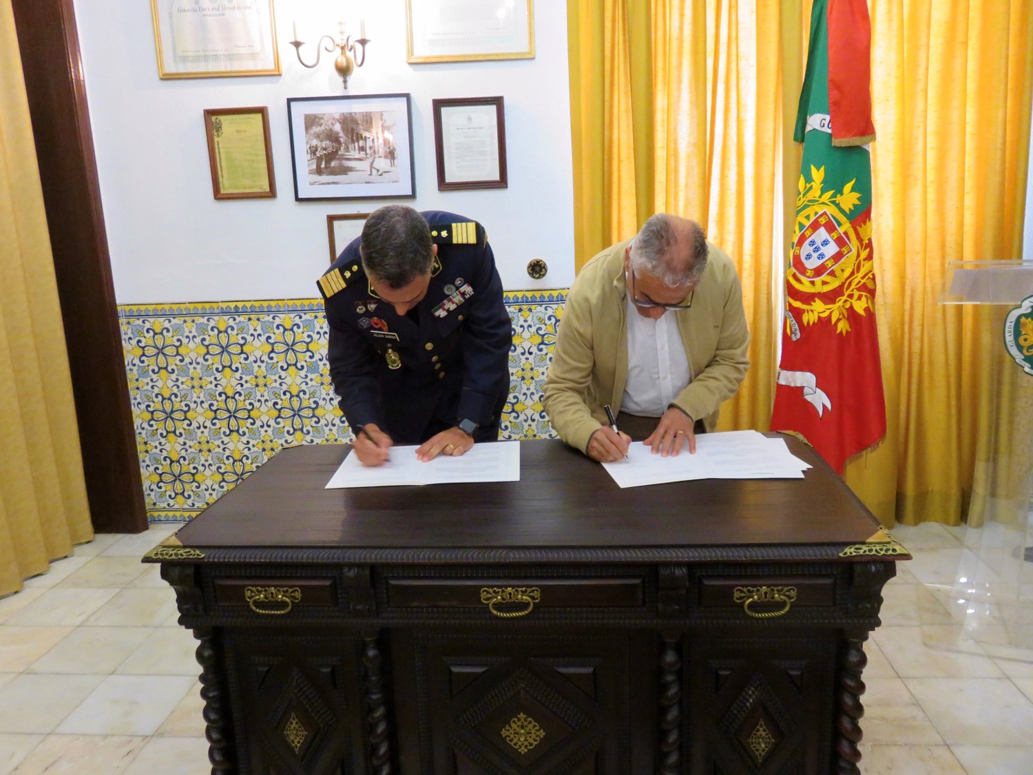 GNR proporciona sessões de terapia com cavalos a pessoas com necessidades especiais 