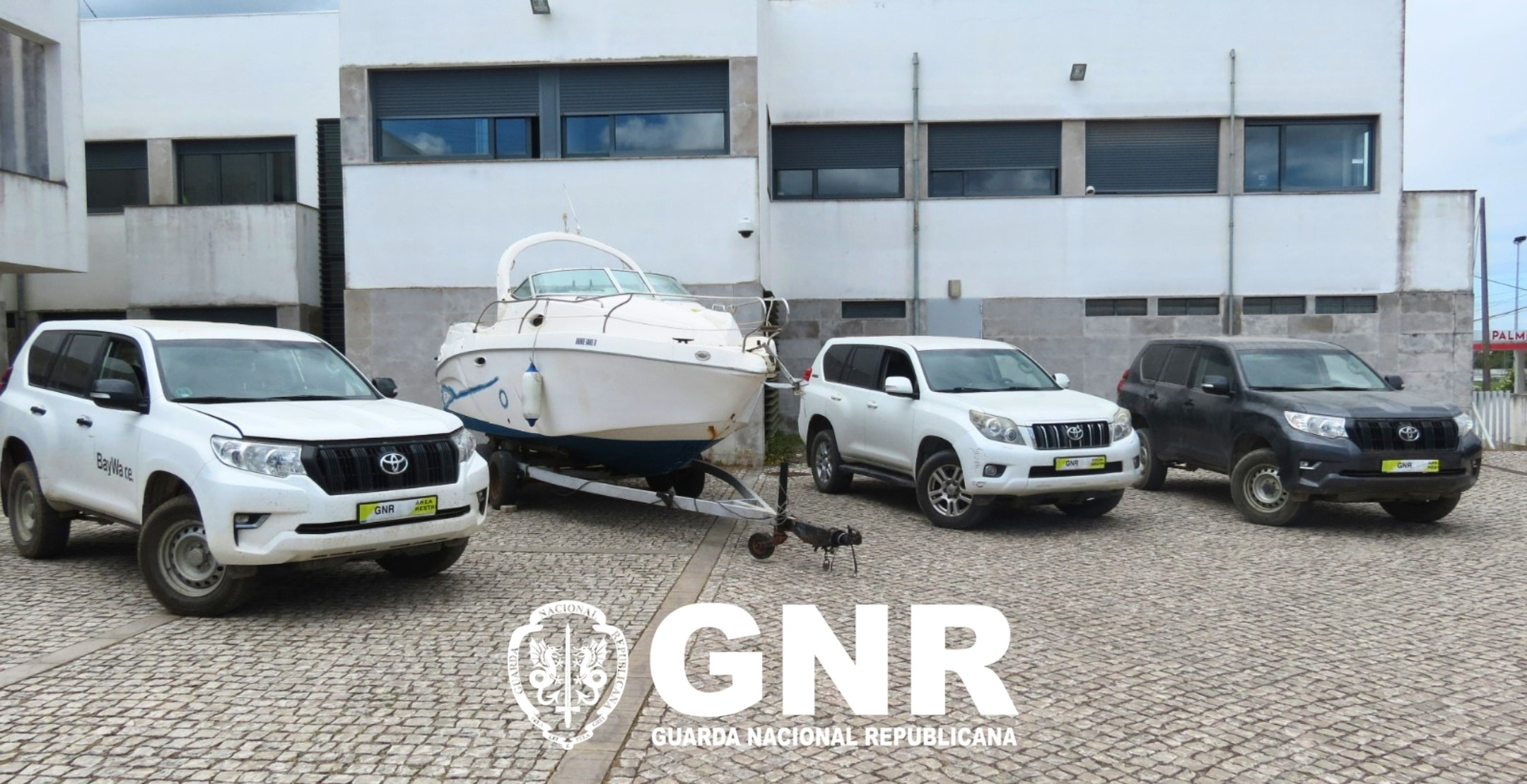Palmela – Quatro detidos e apreendido armamento de guerra, viaturas e 75 mil euros