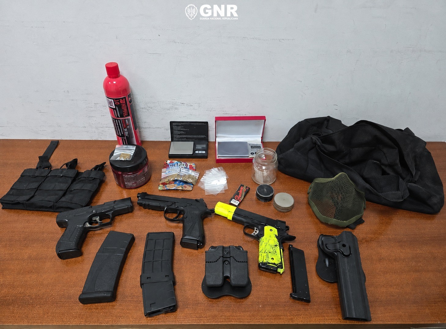 Viseu - Detido por tráfico de estupefacientes e posse de arma proibida