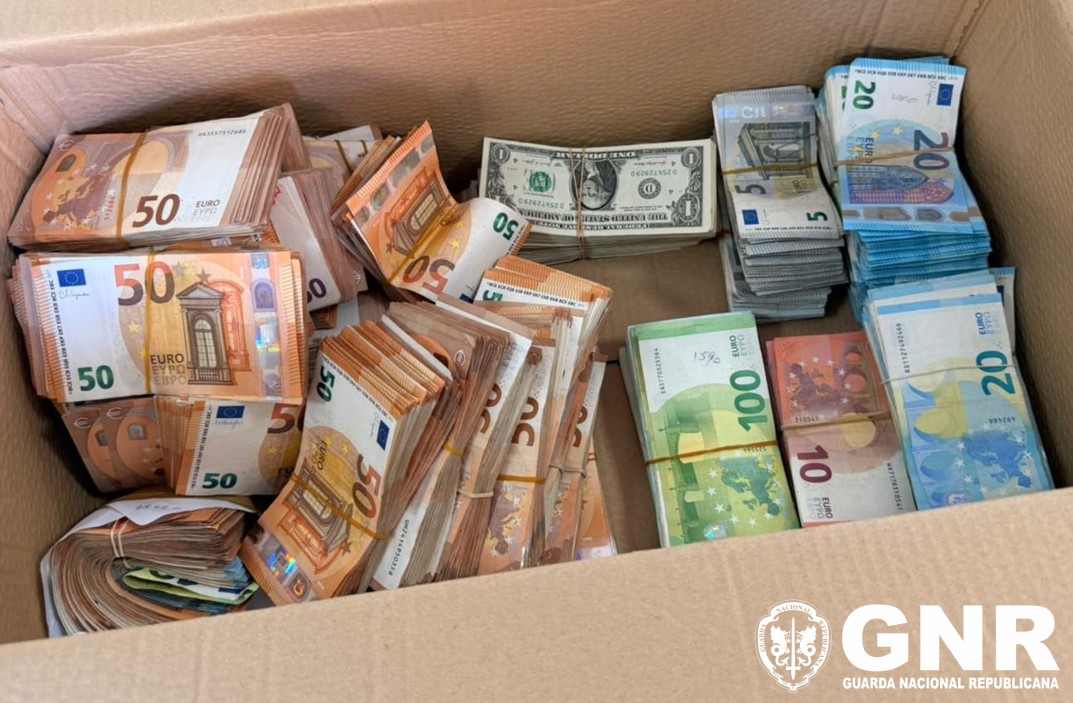 Operação “Mistura Oriental”: Cinco detidos por comercialização ilegal de tabaco de mascar e apreensão de mais de 300 mil euros


