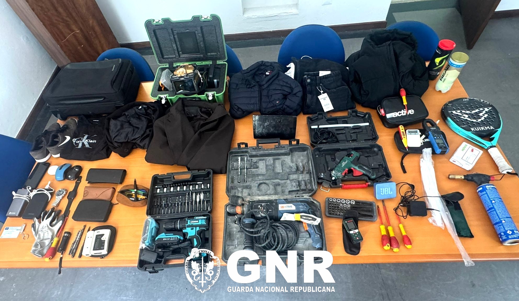 Gondomar – Arguido por furto em interior de veículo e abuso de cartão de garantia ou de crédito

