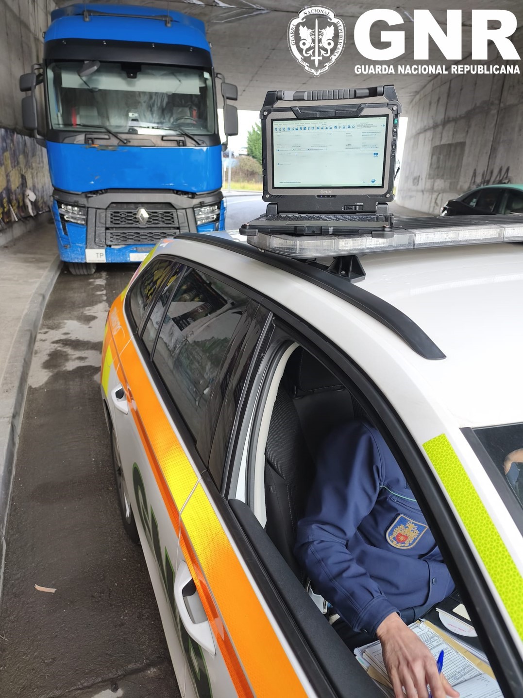 Azambuja – GNR detém motorista por manipulação de tacógrafo através da utilização fraudulenta de cartão de outro condutor