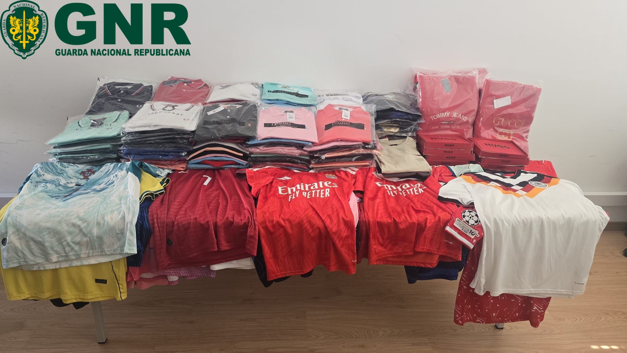 Olhão - Apreensão de 270 peças de vestuário contrafeito, incluindo camisolas desportivas alusivas a seleções nacionais