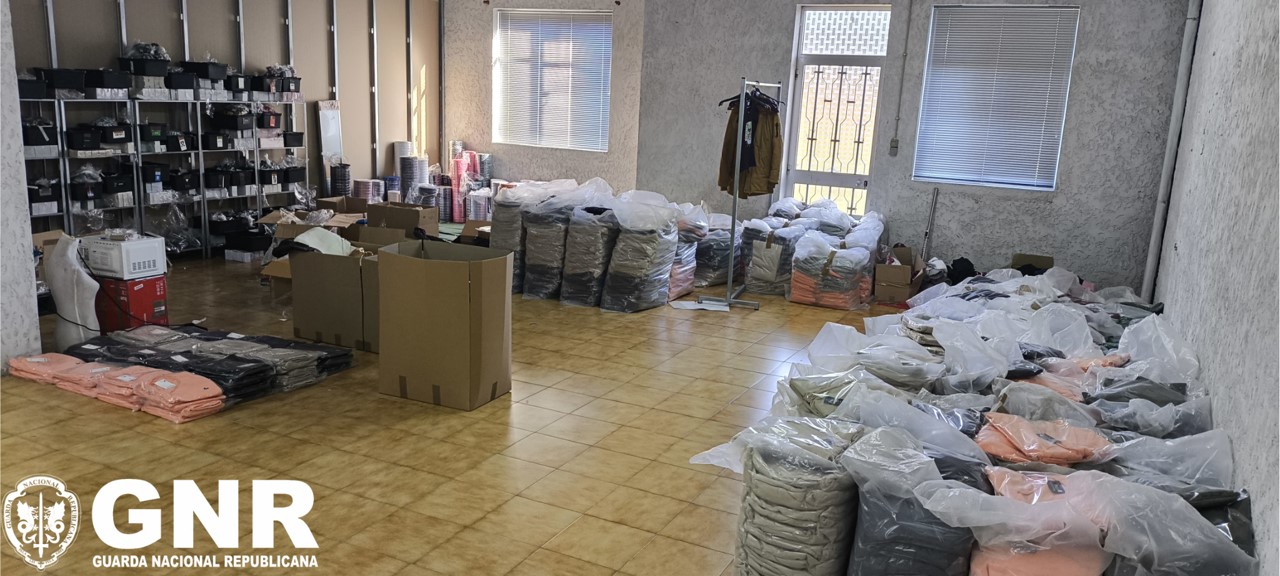 Foto de Santo Tirso - Apreensão de mais de 15 000 artigos de vestuário contrafeitos avaliados em quase 100 000 euros