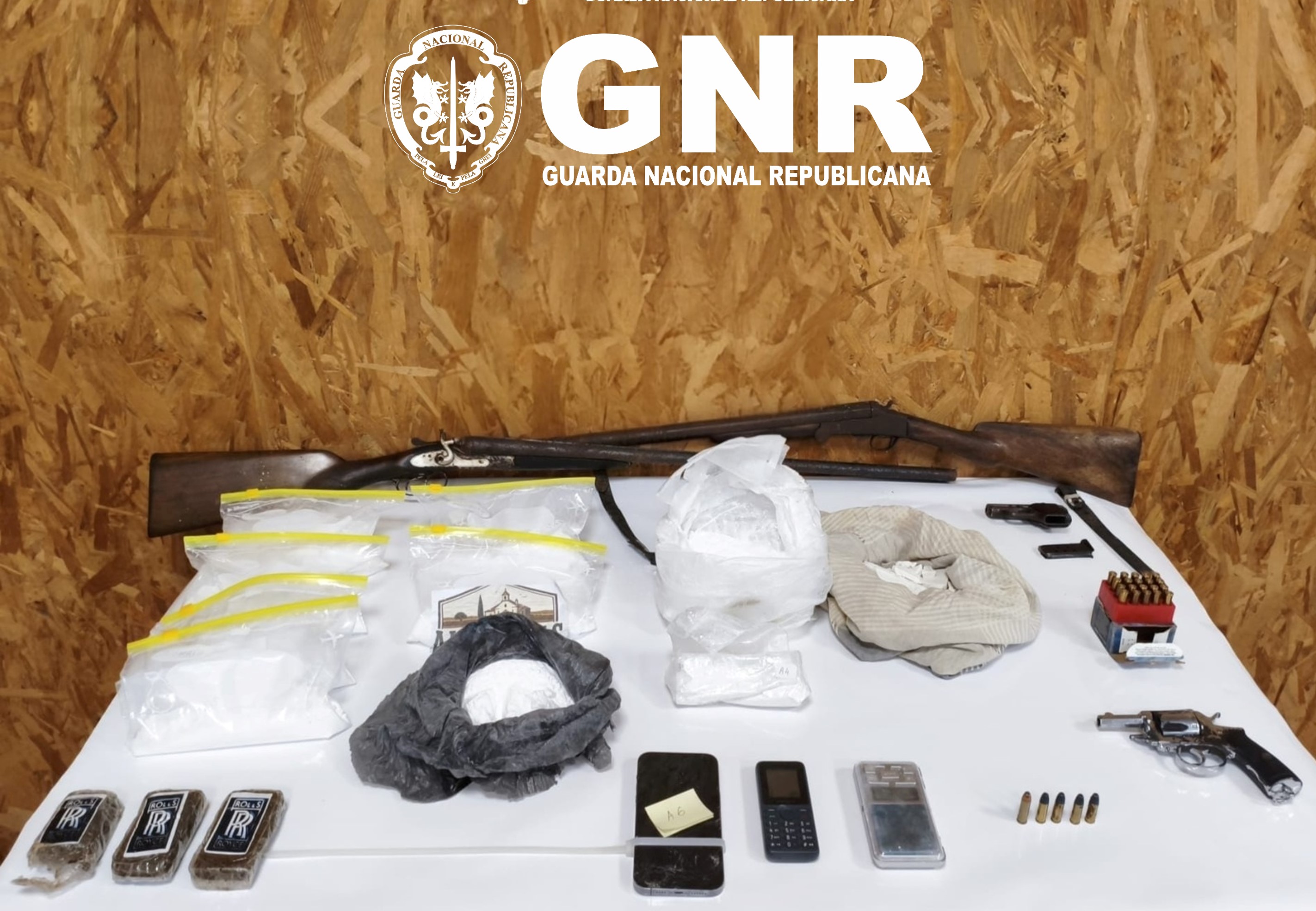Pombal – Dois detidos por detenção ilegal de arma e tráfico de estupefacientes