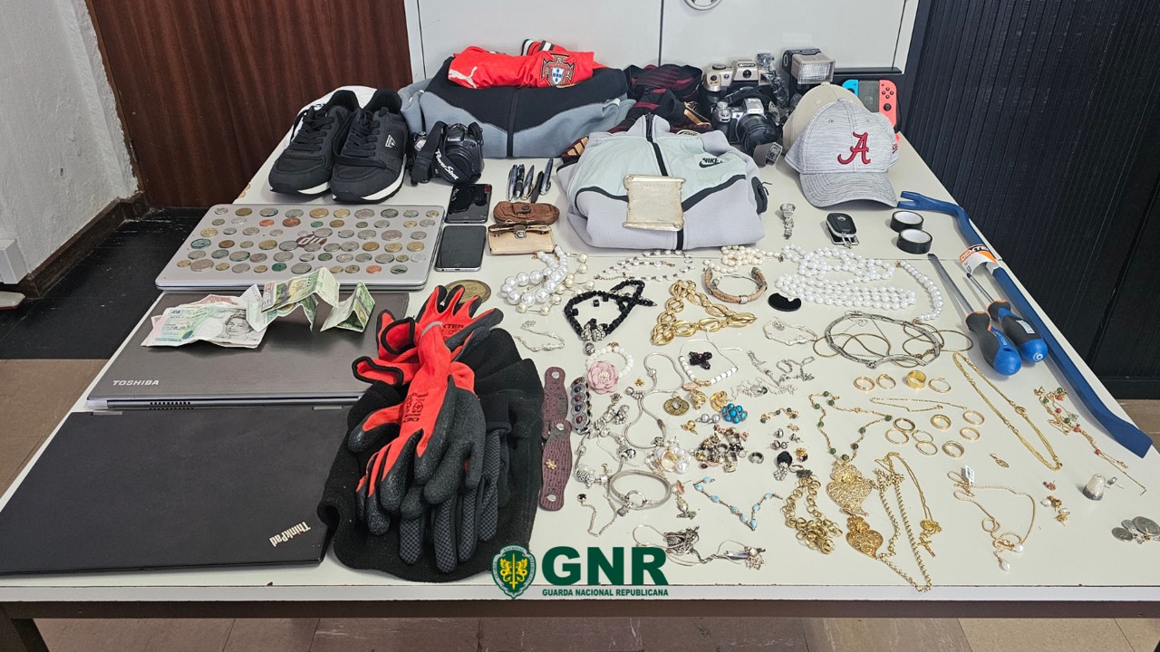 Vila Nova de Gaia – Três detidos por furto interior de residência e Recuperação de Material Furtado
