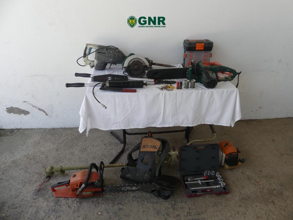 Carrazeda de Ansiães – Detido por posse de arma proibida e recuperação de material furtado