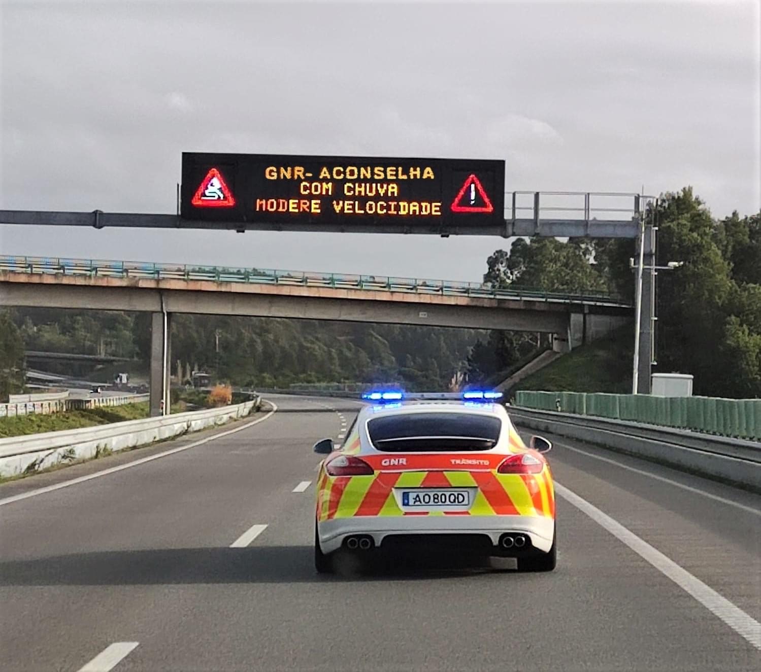 Palmela – GNR detém suspeito após fuga e recupera veículo furtado em Espanha com matrículas falsas