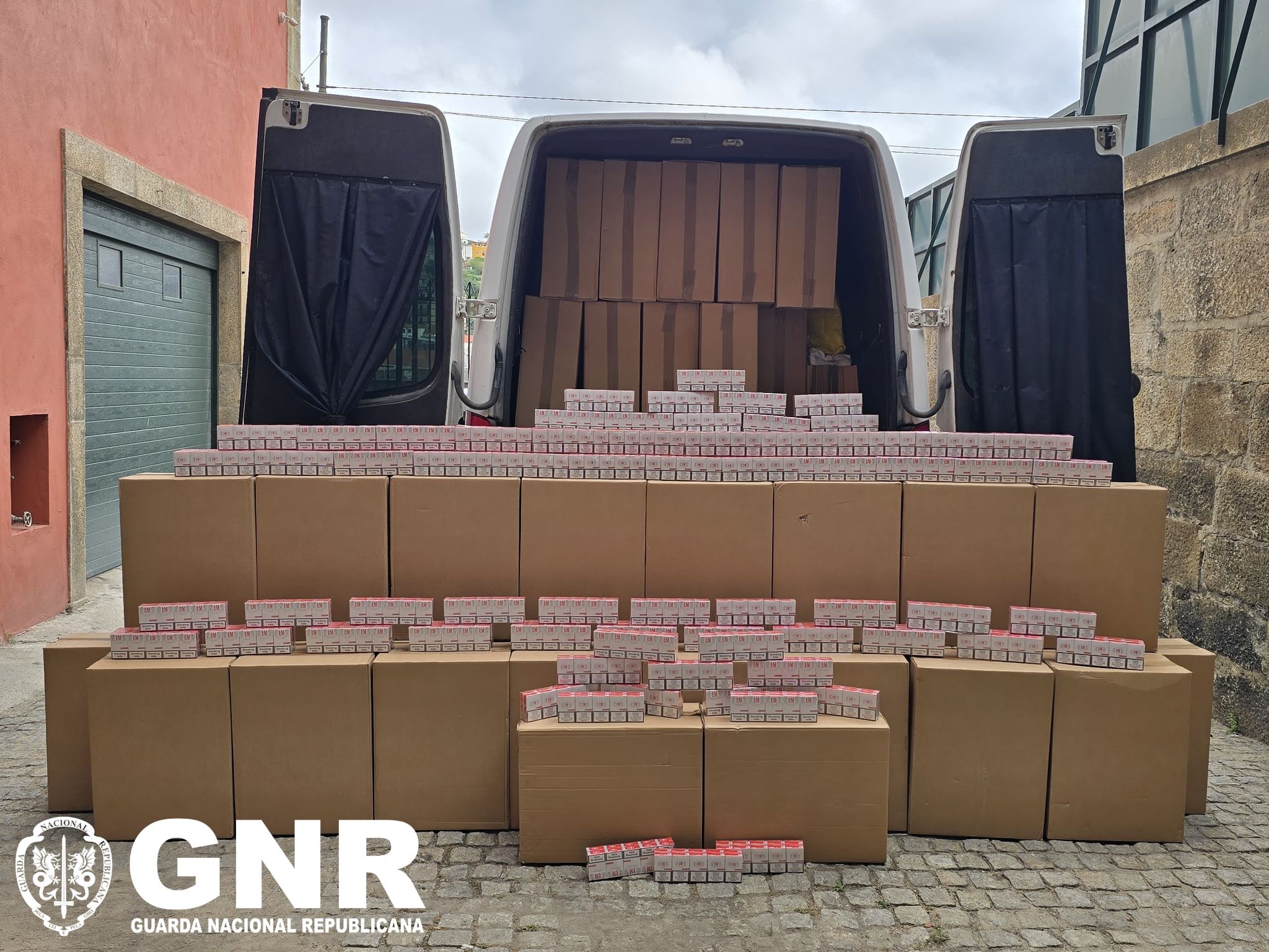 Foto de Vila Nova de Gaia – GNR detém seis suspeitos e apreende mais de 2,2 milhões de cigarros