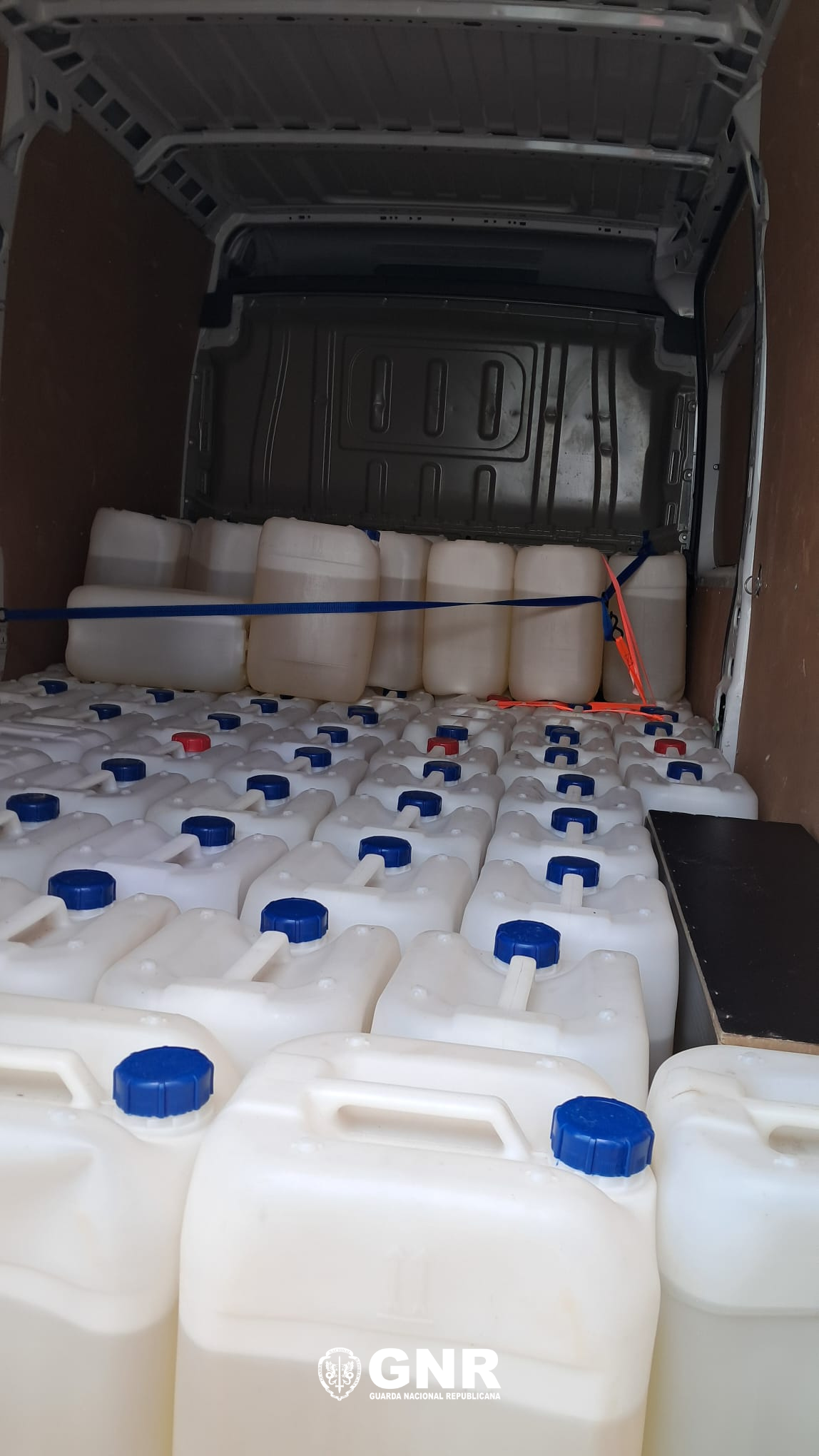 Aljezur – Apreendidos 6500L de combustível, quatro viaturas e um telemóvel
