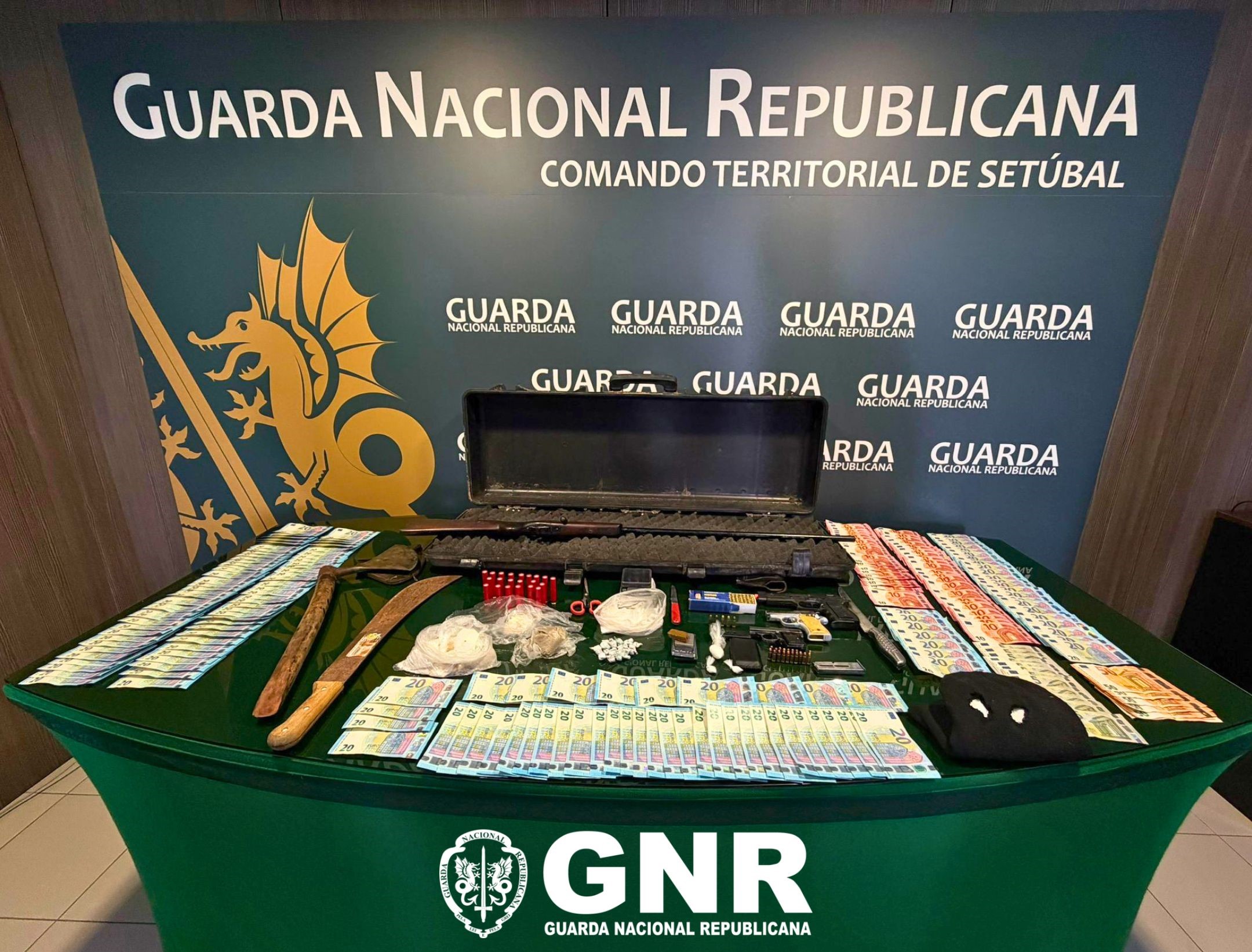 Sesimbra e Cartaxo – Cinco detidos e apreendidas mais de 14 mil doses de produto estupefaciente e diversas armas