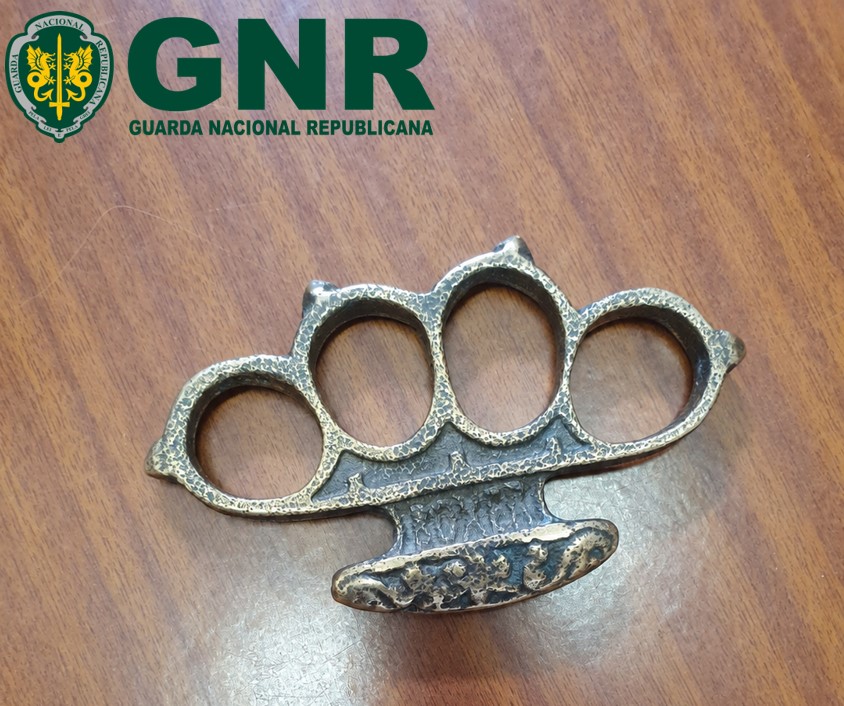 Santa Cruz – Detidos por posse de arma proibida e falsificação