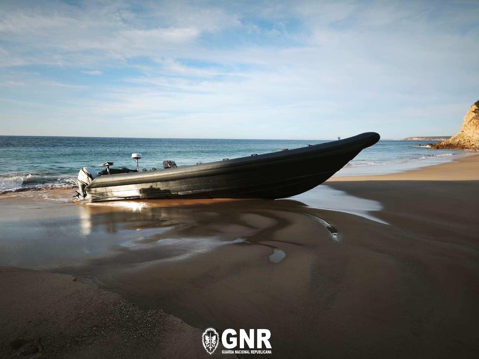 Vila do Bispo - 2350 litros de gasolina e uma embarcação apreendidos
