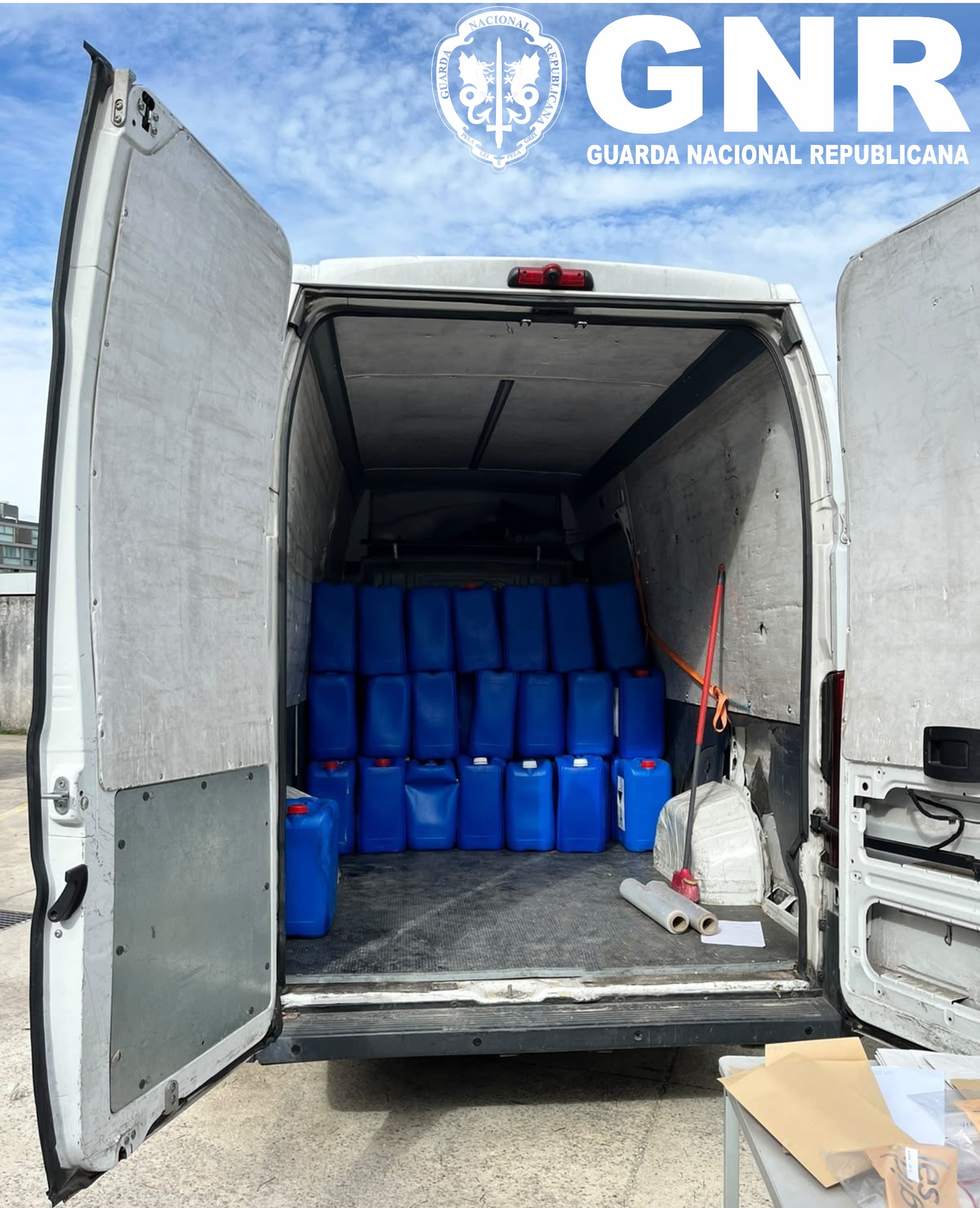 Foto de Operações da GNR de norte a sul travam redes marítimas de droga: 1 detido e apreendidas 9 viaturas, 2 armas de guerra e cerca de 10 000 litros de combustível
